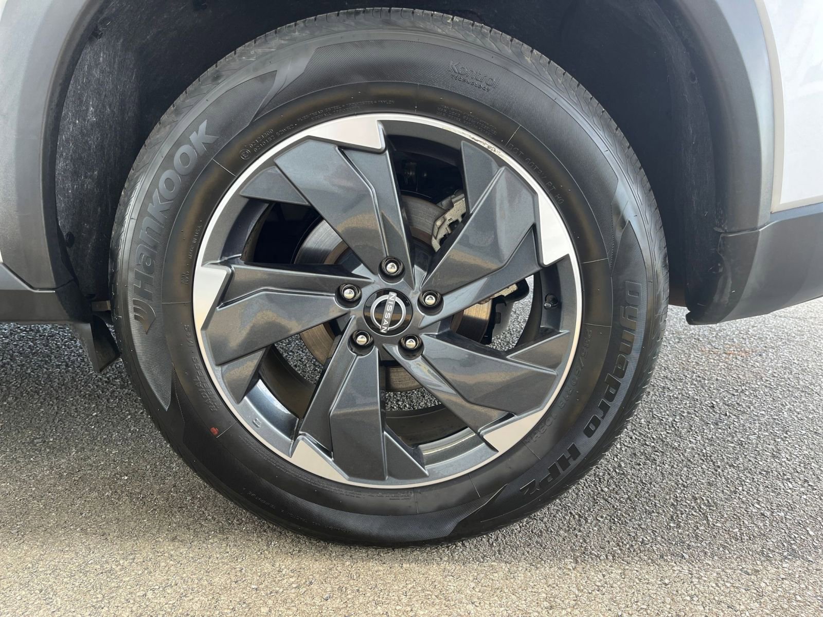 Used 2025 Nissan Rogue SV image 32