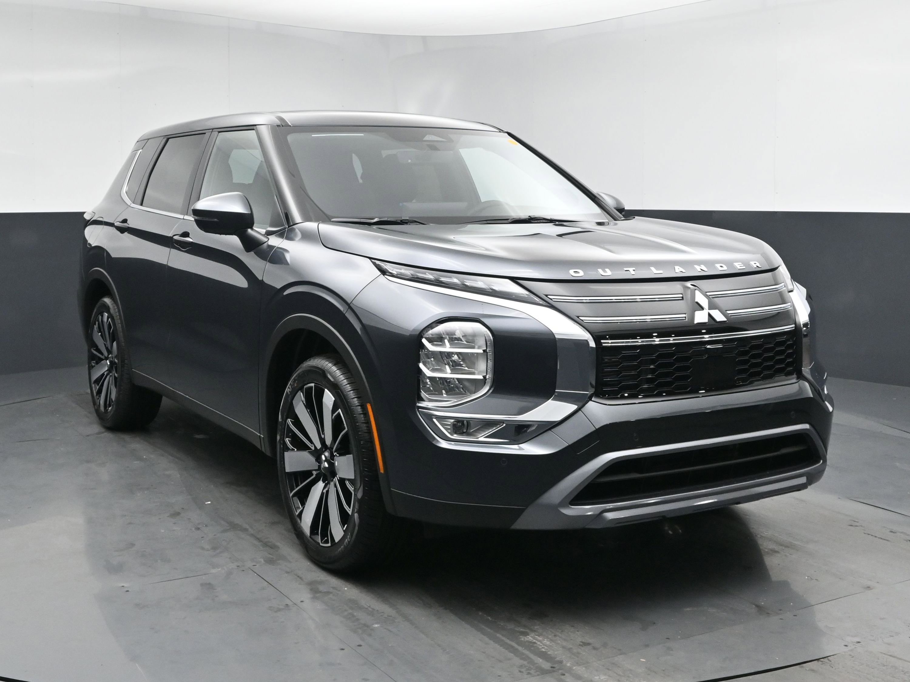 New 2026 Mitsubishi Outlander LE image 2
