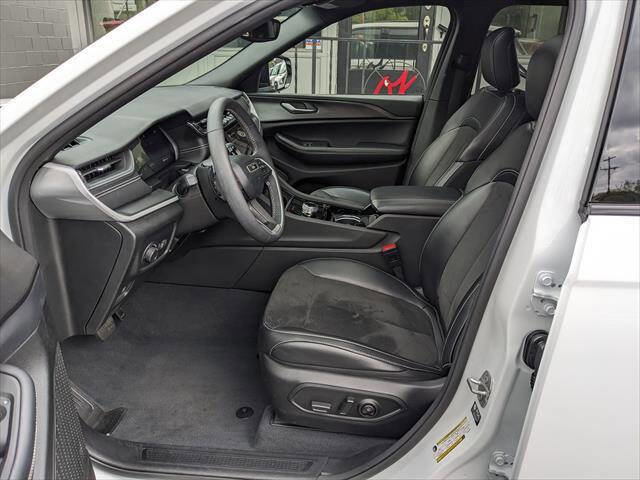Used 2023 Jeep Grand Cherokee L Laredo AWD/4WD image 9