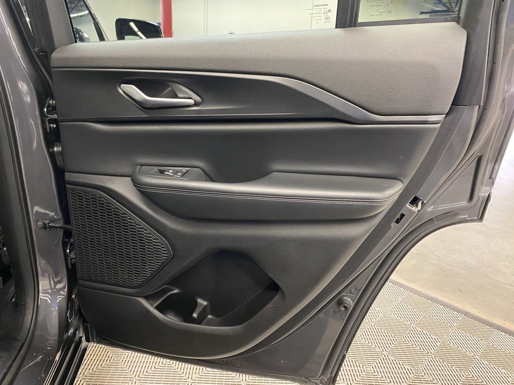 Used 2024 Jeep Grand Cherokee Altitude image 16