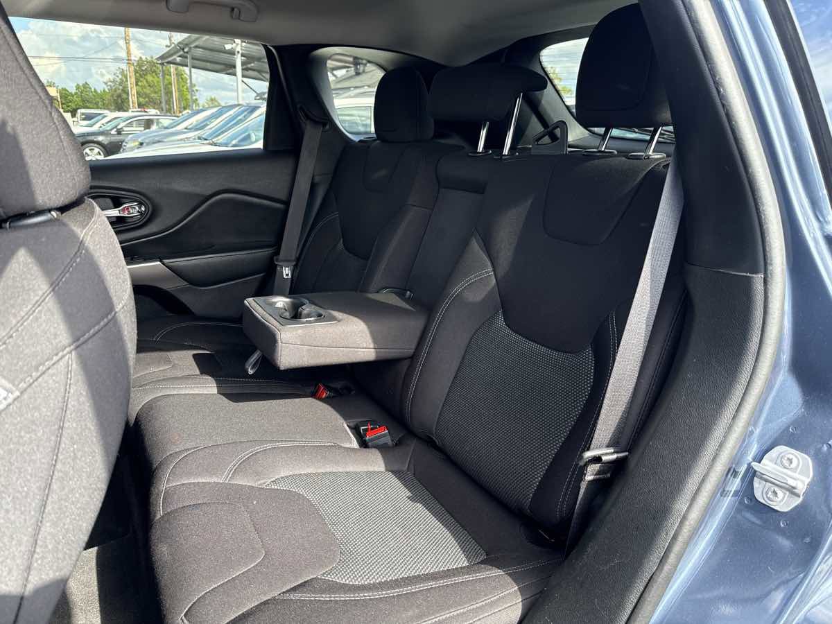 Used 2020 Jeep Cherokee Latitude FWD image 11