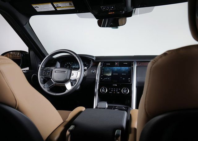 New 2026 Land Rover Discovery Dynamic SE image 12