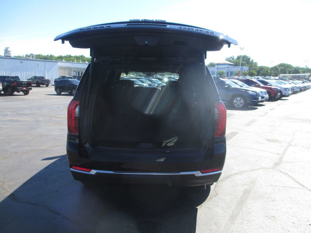 Used 2025 GMC Yukon Elevation w/ Elevation Premium Package AWD/4WD image 7