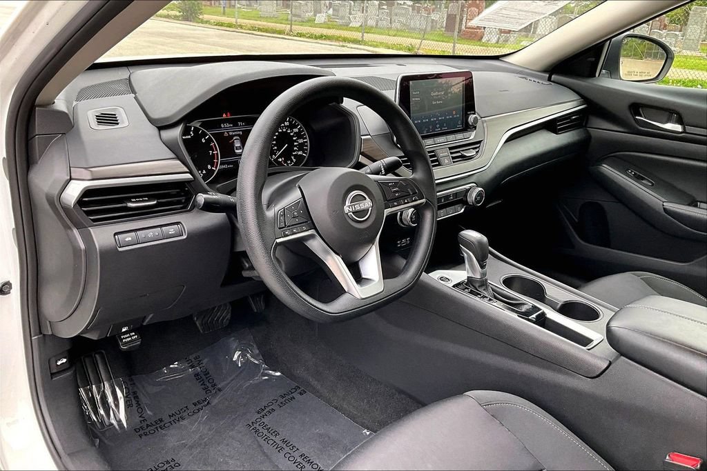 Used 2025 Nissan Altima 2.5 SV FWD image 13