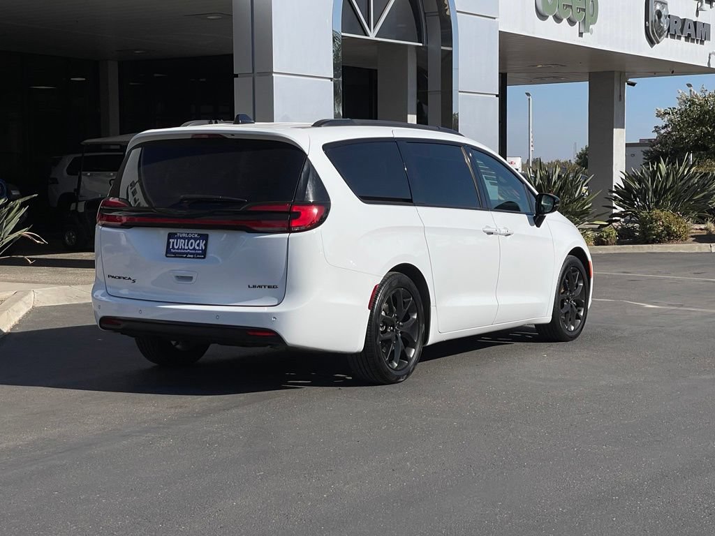 Used 2025 Chrysler Pacifica Limited FWD image 4