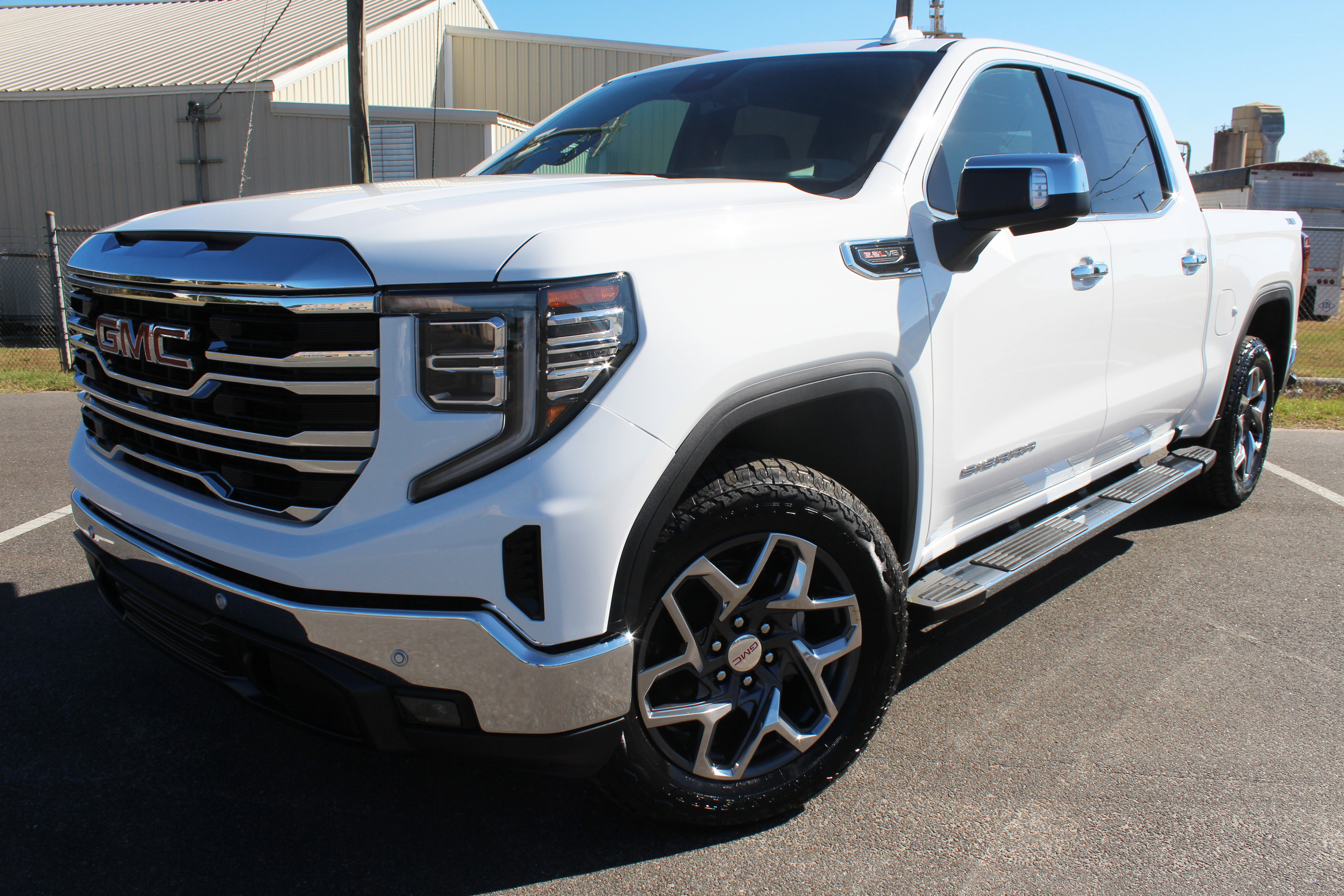 New 2026 GMC Sierra 1500 SLT image 17