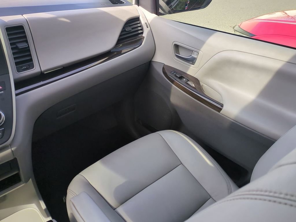 Used 2020 Toyota Sienna Limited image 16