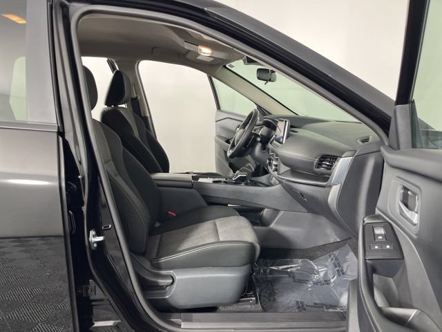 Used 2025 Nissan Rogue SV FWD image 39