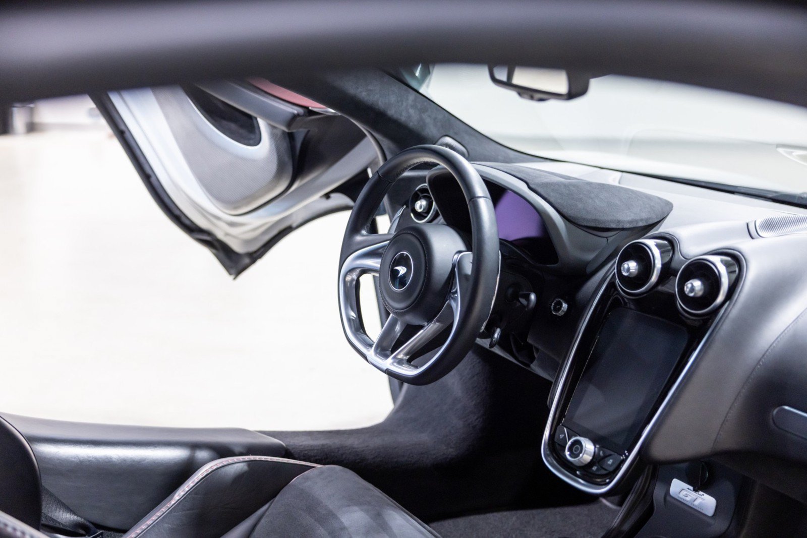Used 2022 McLaren GT RWD image 29