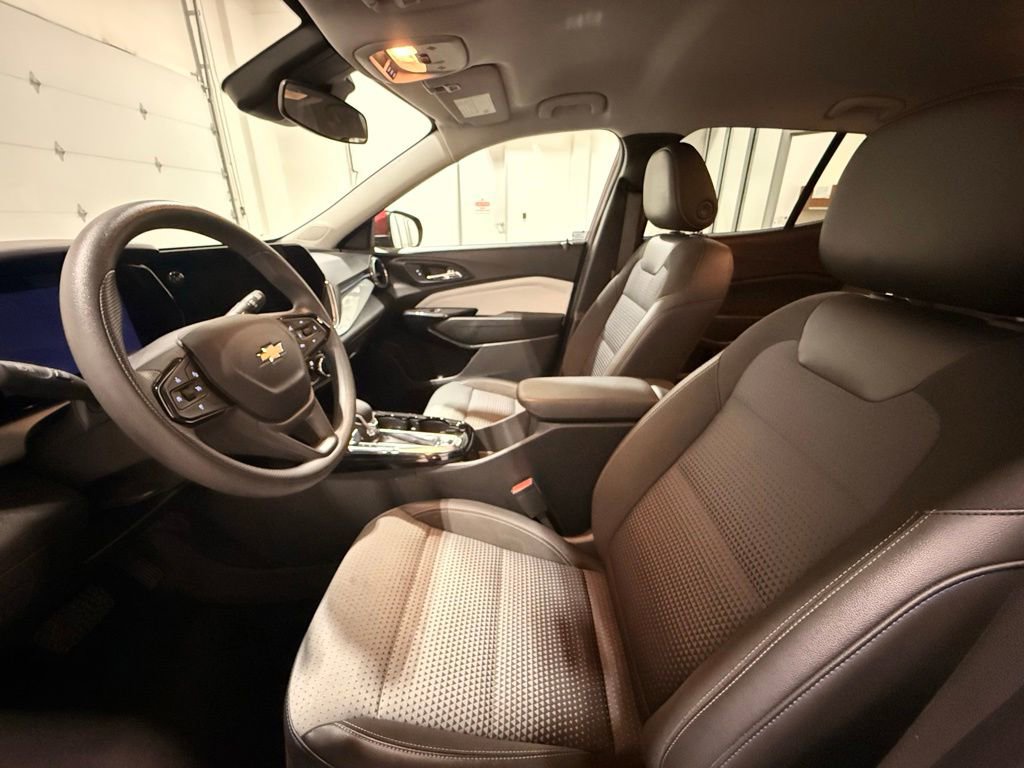 Used 2025 Chevrolet Trax LT FWD image 13