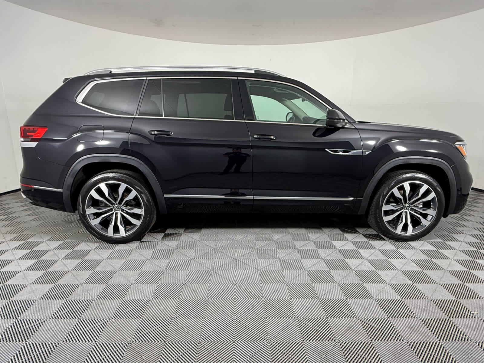 Used 2023 Volkswagen Atlas SEL Premium AWD/4WD image 2