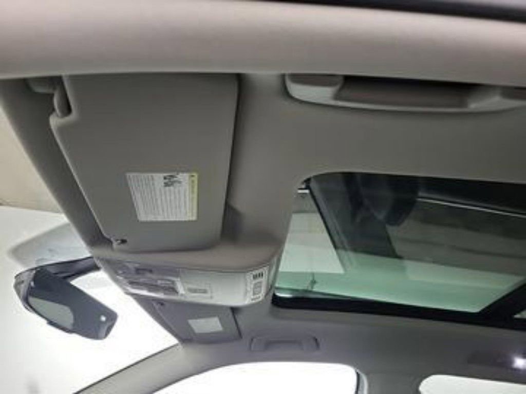 Used 2021 Volkswagen Tiguan SE w/ Panoramic Sunroof Package image 11