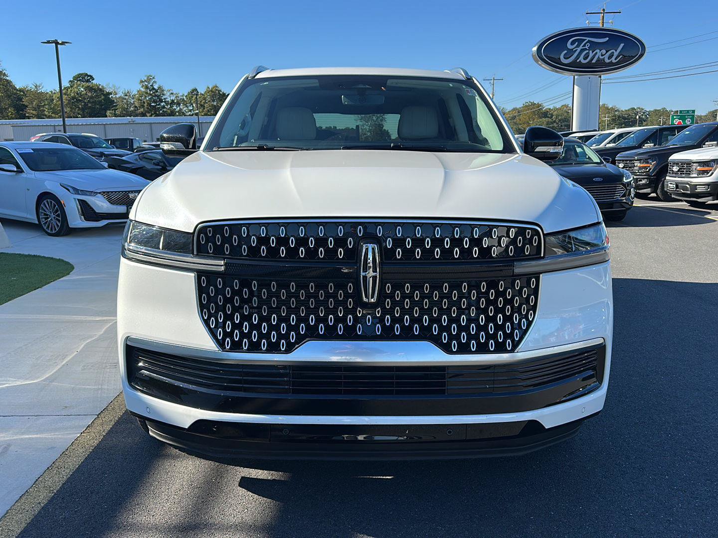Used 2025 Lincoln Navigator Reserve AWD/4WD image 2