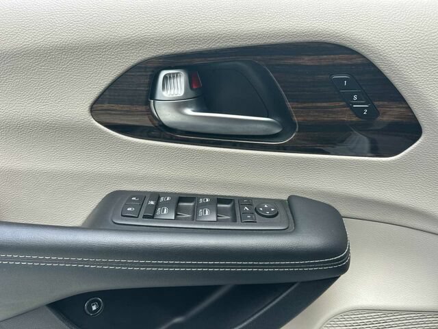 Used 2023 Chrysler Pacifica Limited FWD image 11