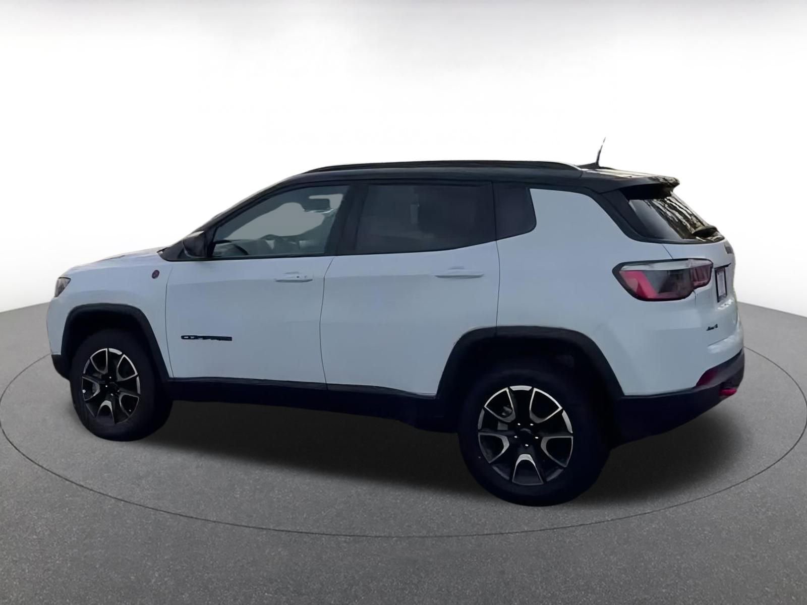 Used 2025 Jeep Compass Trailhawk image 10