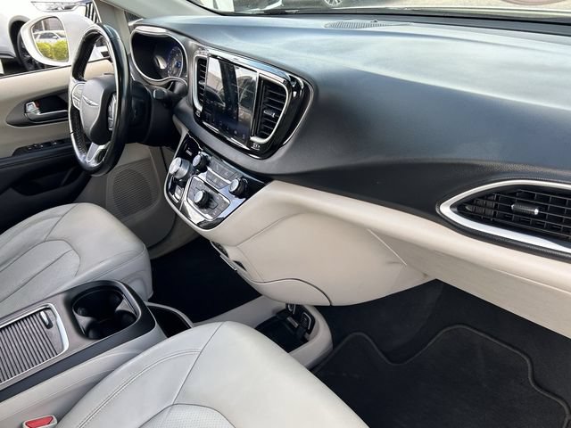 Used 2021 Chrysler Pacifica Touring-L FWD image 13