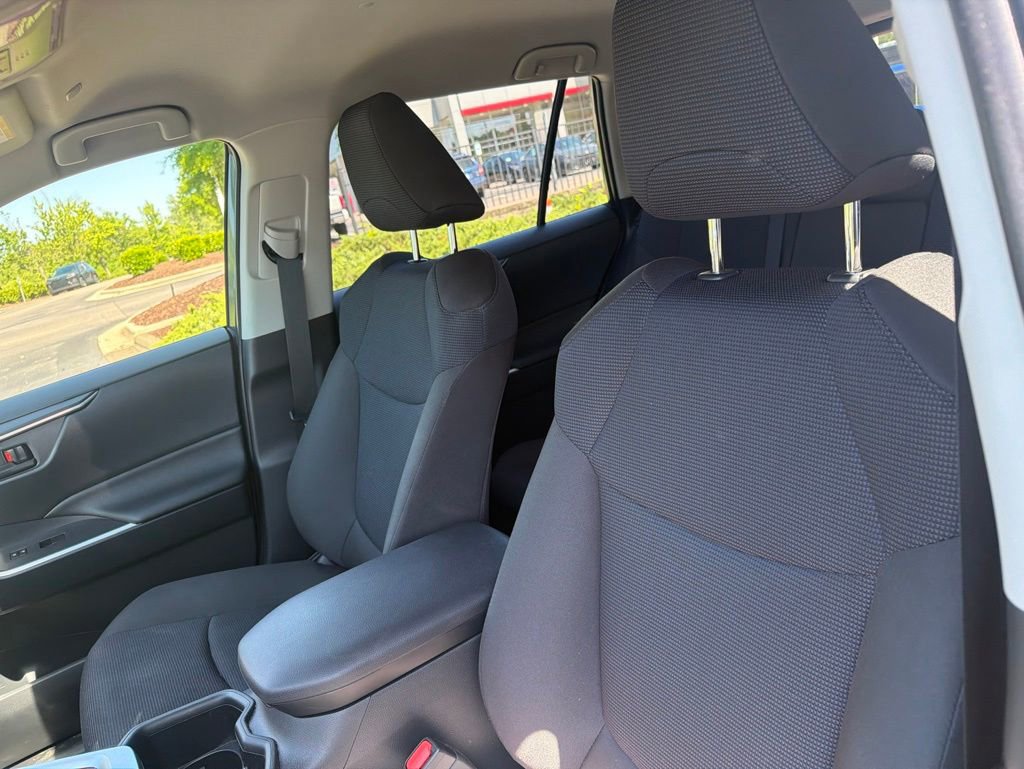 Used 2025 Toyota RAV4 LE AWD/4WD image 10