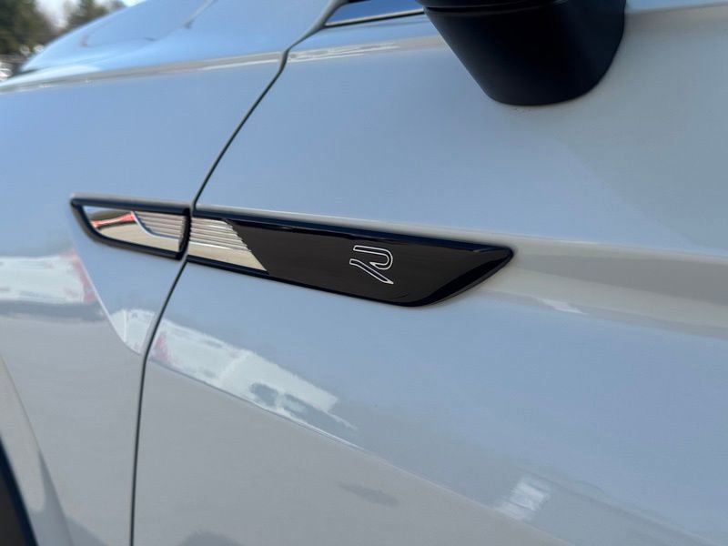 Used 2023 Volkswagen Tiguan SEL R-Line image 40