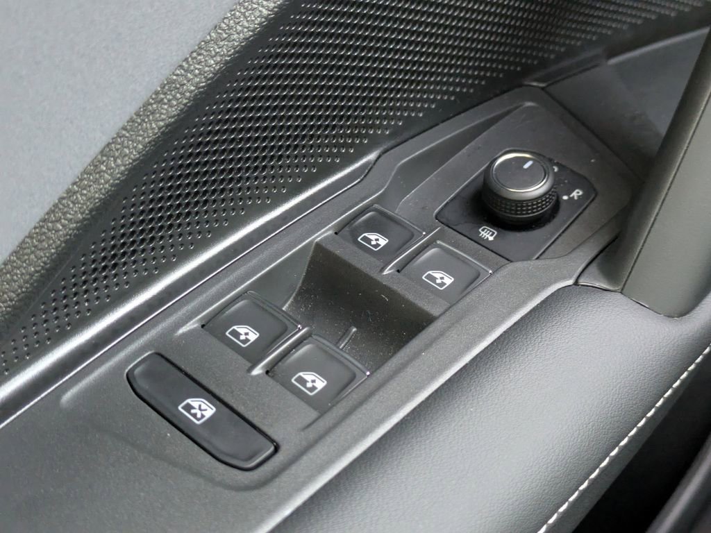 Used 2025 Volkswagen Tiguan SE image 23