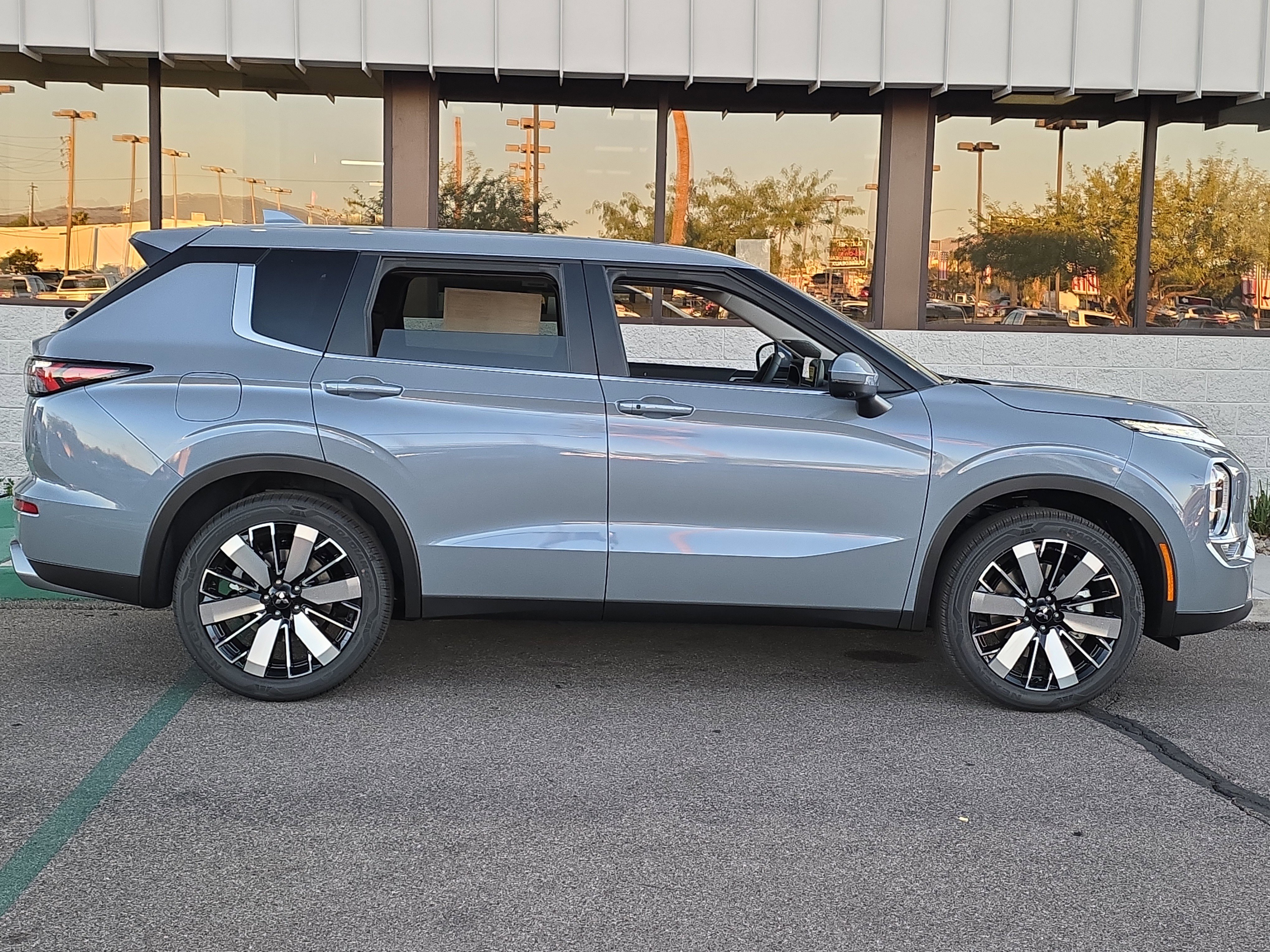 New 2025 Mitsubishi Outlander SE image 6