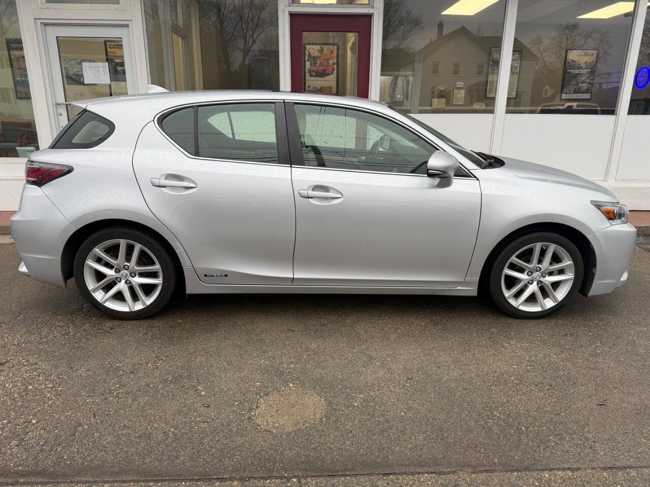 Used 2014 Lexus CT 200h w/ Seat Comfort Package FWD image 2