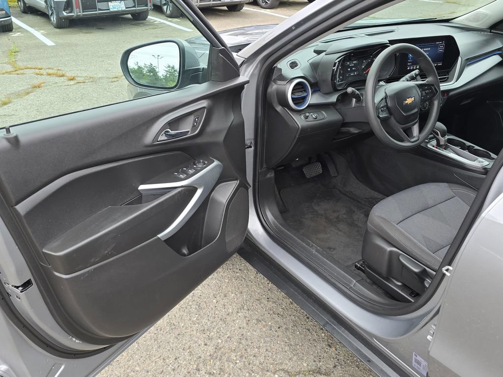 Used 2024 Chevrolet Trax LS w/ LS Convenience Package FWD image 17