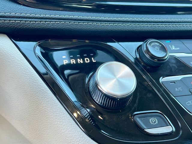 Used 2024 Chrysler Pacifica Select image 17