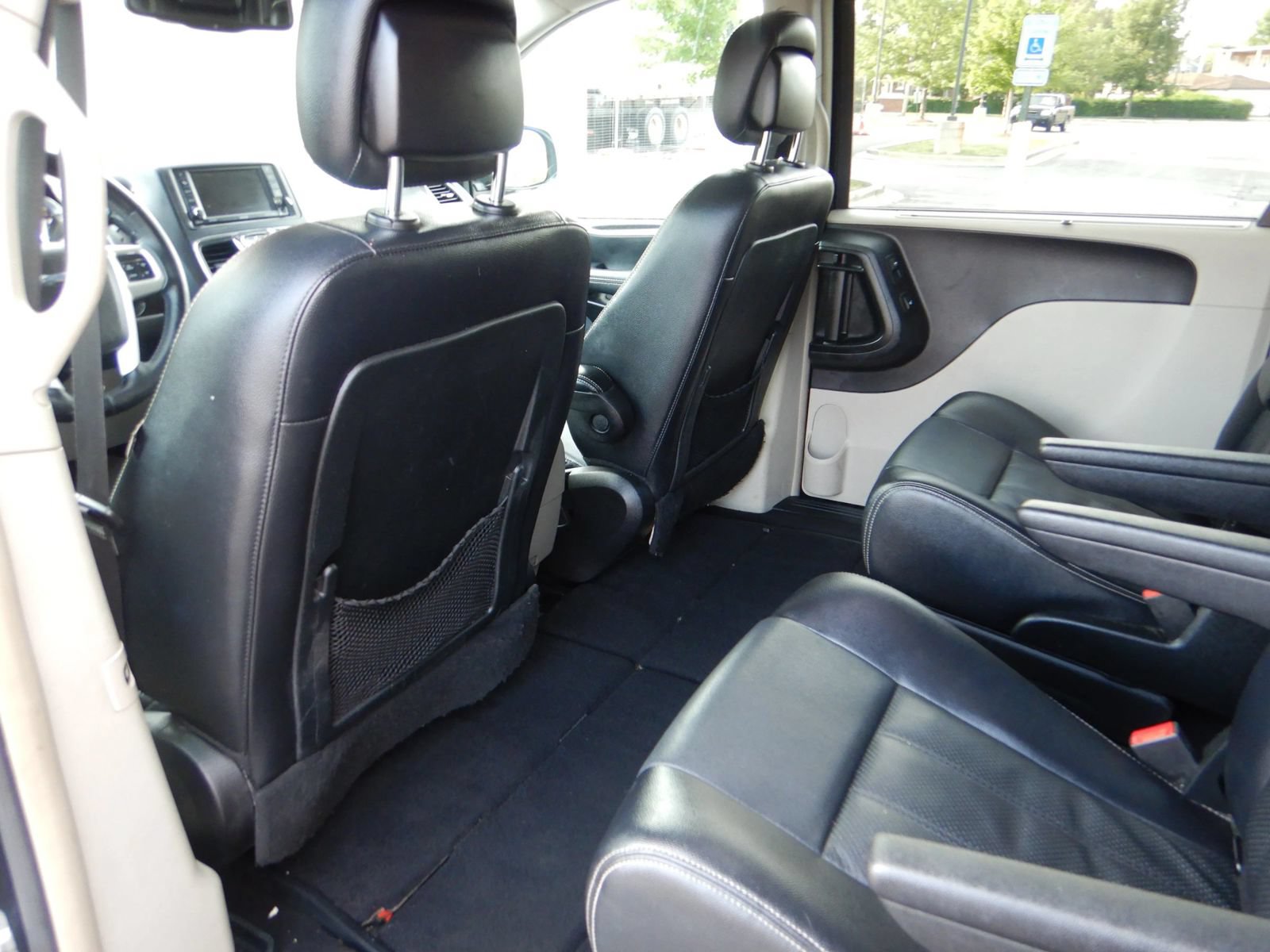 Used 2015 Chrysler Town & Country Touring-L w/ Driver Convenience Group FWD image 16