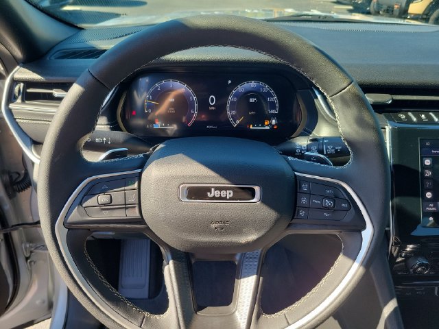 Used 2025 Jeep Grand Cherokee Laredo RWD image 16