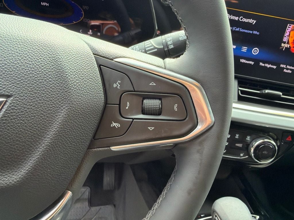 Used 2024 Chevrolet Trax LT w/ Sunroof Package FWD image 19