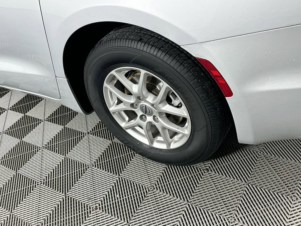 Certified 2024 Chrysler Pacifica Touring-L image 42