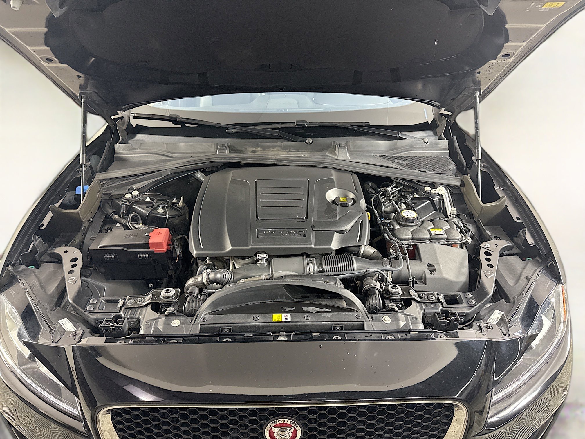 Used 2020 Jaguar F-PACE Premium image 39