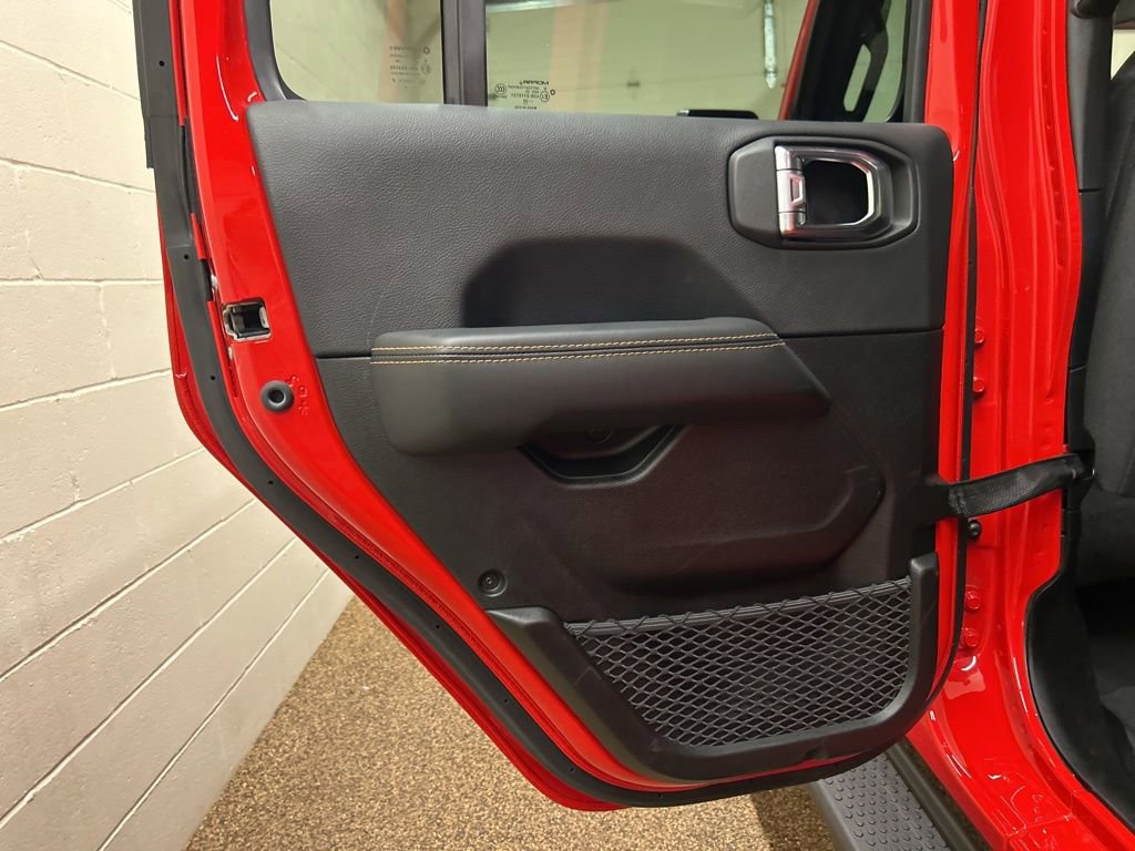 Used 2025 Jeep Wrangler Unlimited Sahara image 14