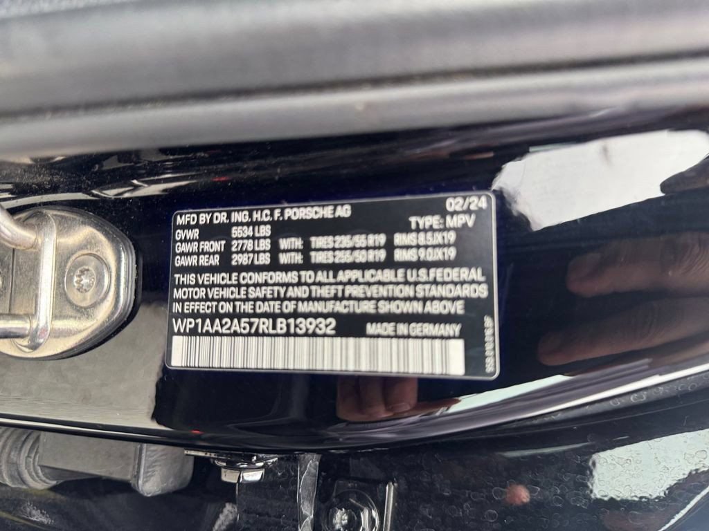 Used 2024 Porsche Macan AWD/4WD image 36