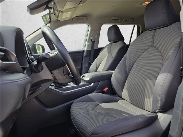 Used 2024 Toyota Highlander LE AWD/4WD image 15