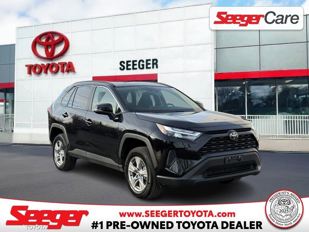 Used 2025 Toyota RAV4 XLE AWD/4WD image 1