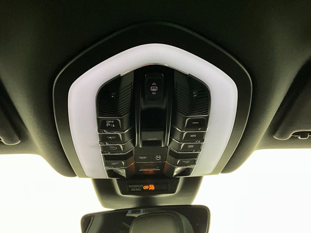 Used 2023 Porsche Macan Turbo image 13