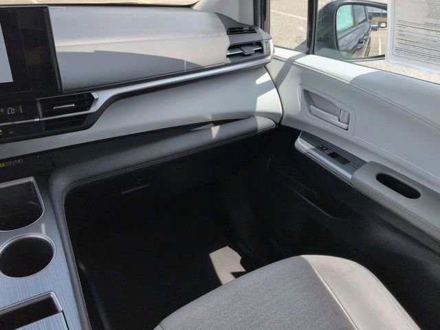 Certified 2025 Toyota Sienna LE FWD image 17
