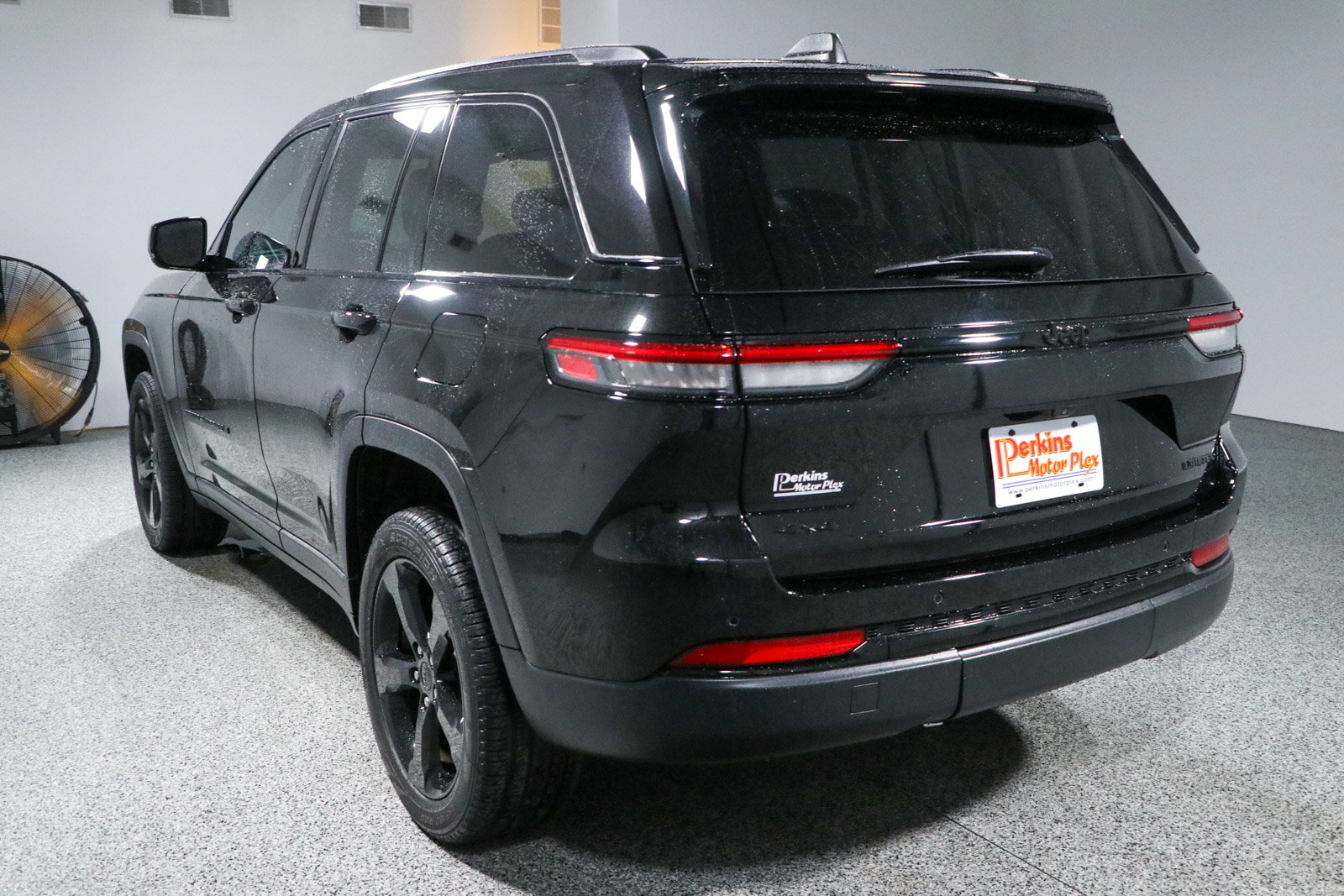 Used 2023 Jeep Grand Cherokee Limited w/ Black Appearance Package AWD/4WD image 9