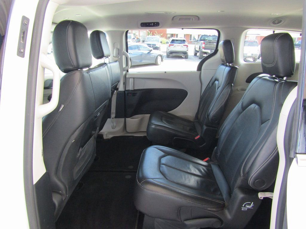 Used 2022 Chrysler Pacifica Touring-L image 32