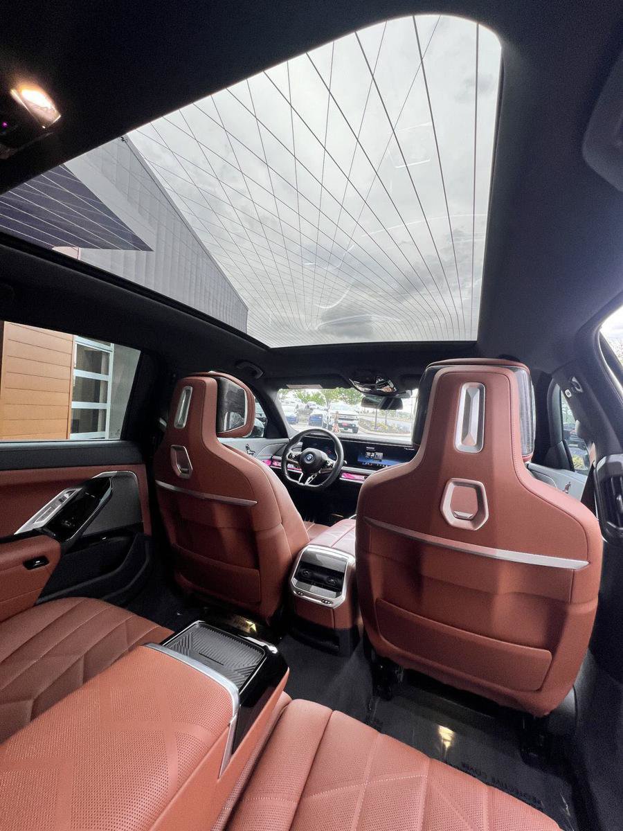 Used 2023 BMW i7 xDrive60 w/ Parking Assistance Package AWD/4WD image 16