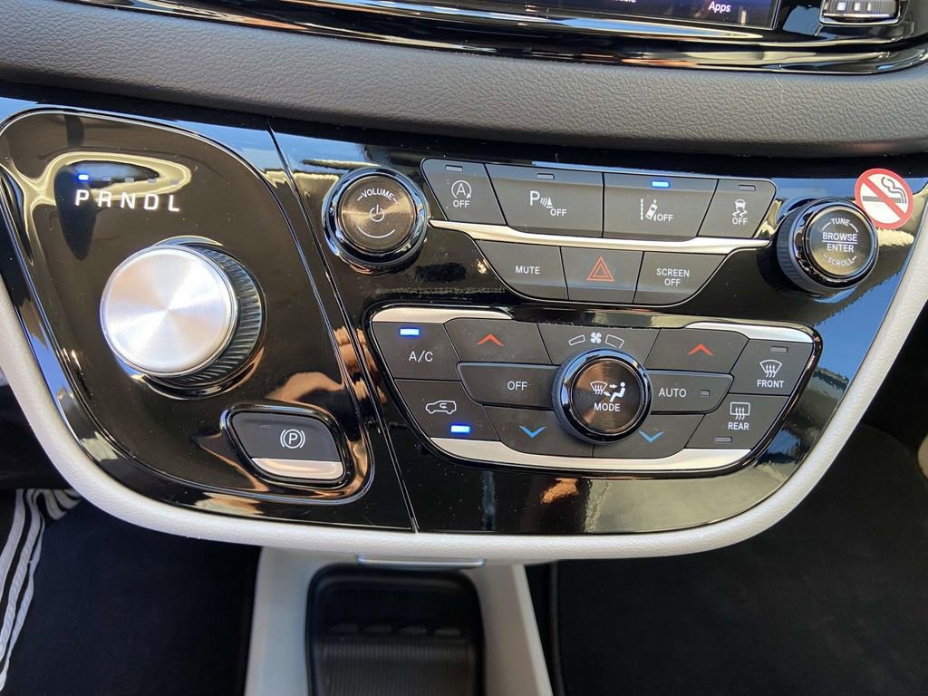 Used 2024 Chrysler Pacifica Touring-L image 15