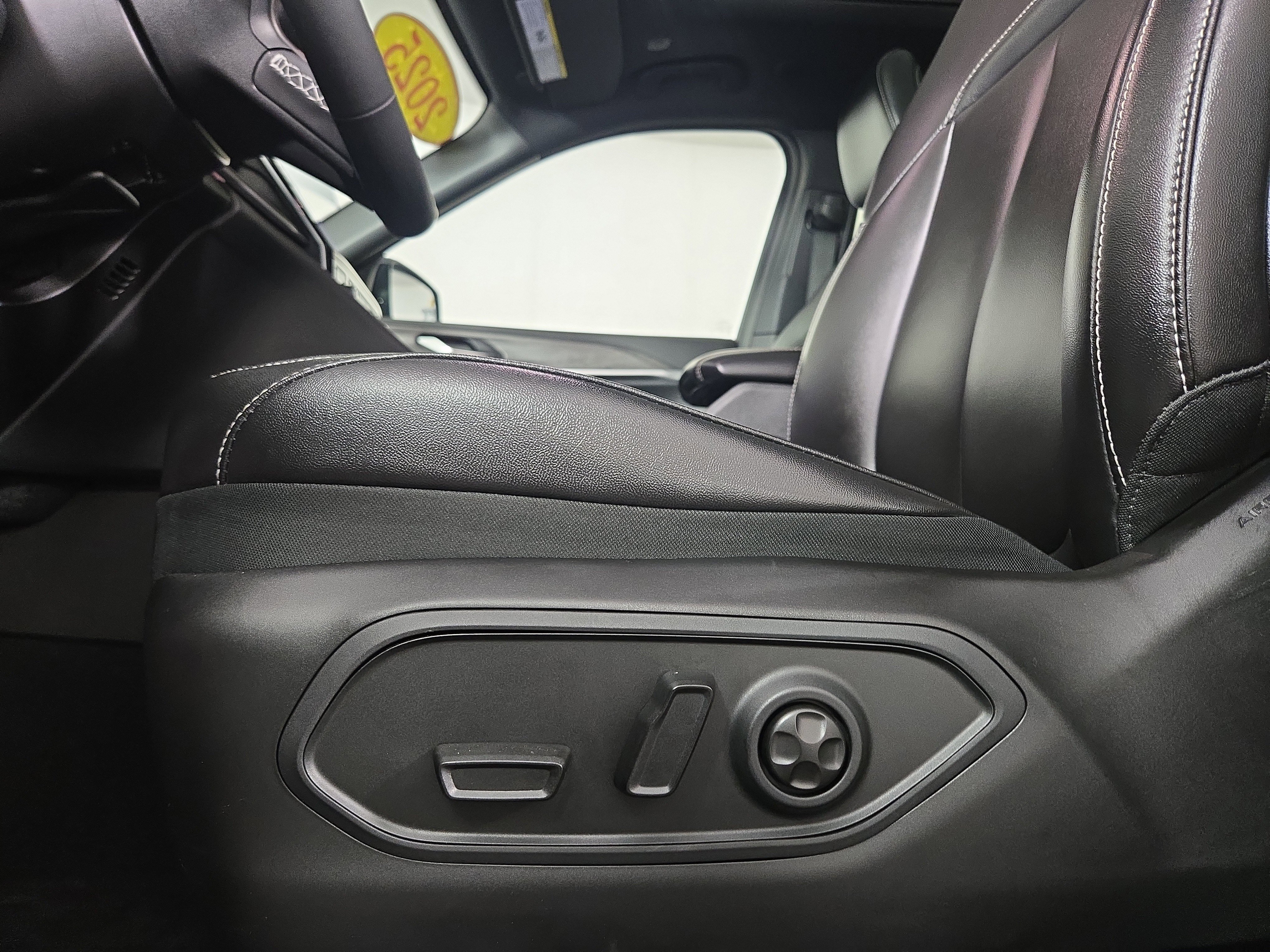 Used 2025 Jeep Grand Cherokee Limited w/ Black Appearance Package image 33