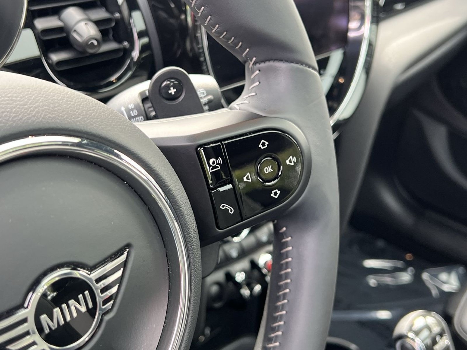 Used 2024 MINI Cooper S w/ Signature Upholstery Package FWD image 29