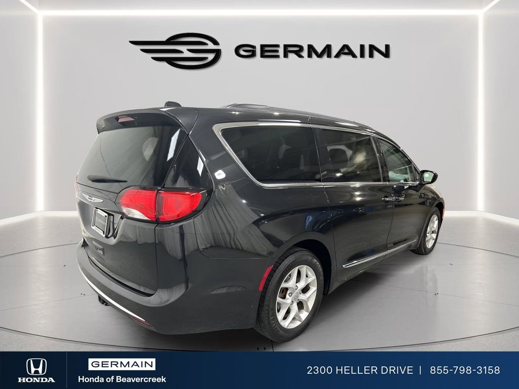 Used 2017 Chrysler Pacifica Touring-L image 7