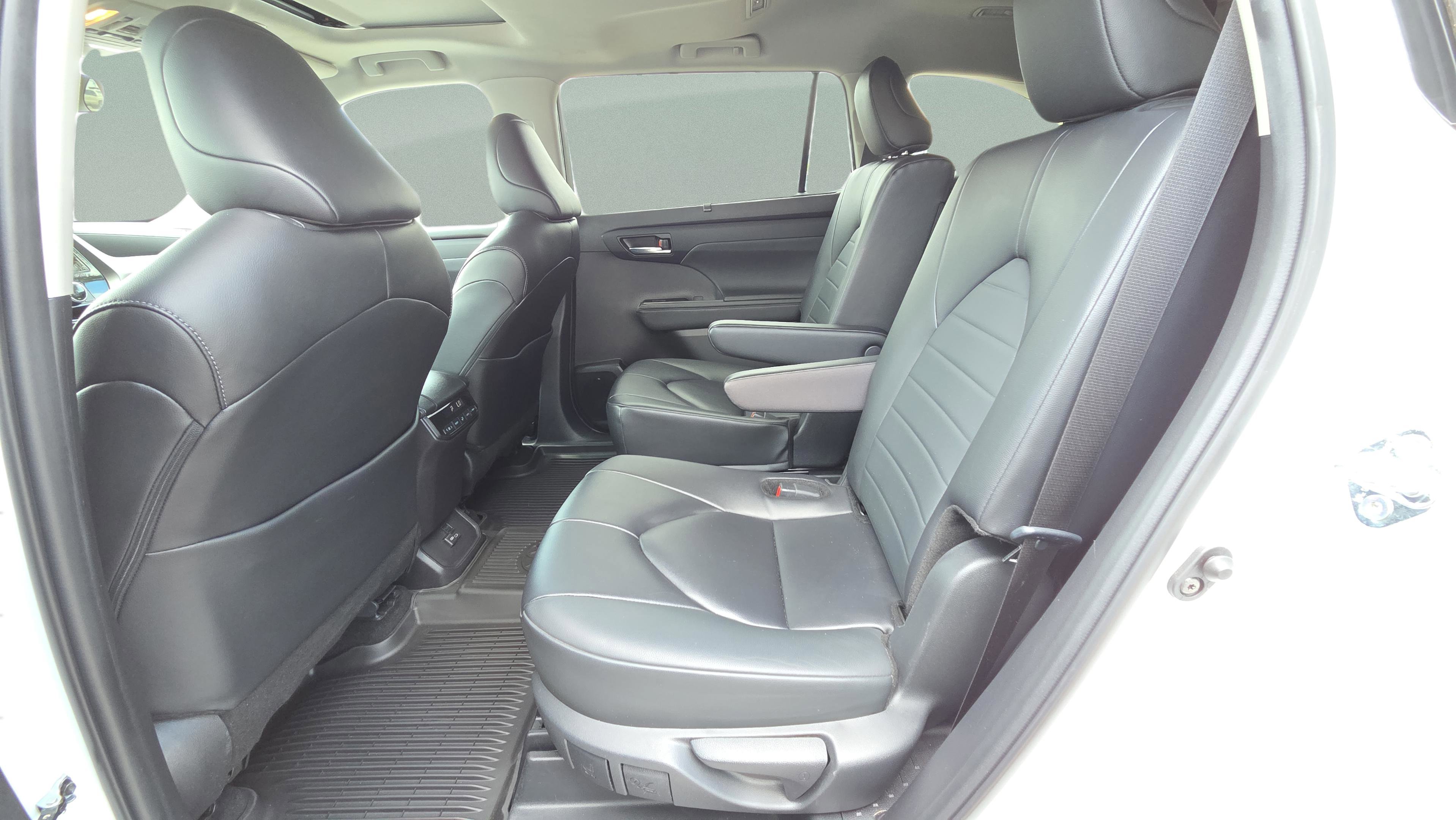 Certified 2024 Toyota Highlander XLE FWD image 12