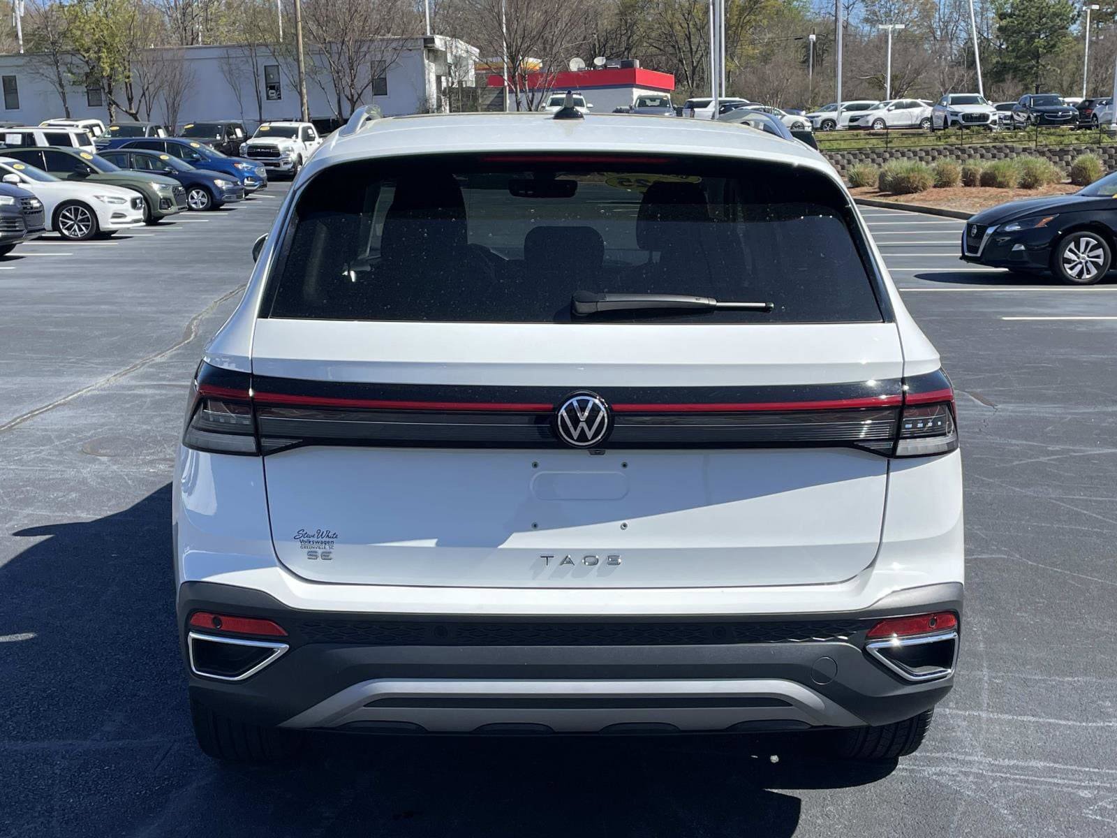 Certified 2025 Volkswagen Taos SE w/ Panoramic Sunroof Package FWD image 6