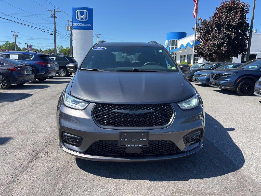 Used 2022 Chrysler Pacifica Touring-L w/ S Appearance Package AWD/4WD image 8