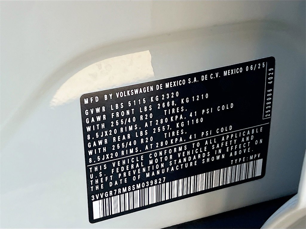 Used 2025 Volkswagen Tiguan SE R-Line image 32