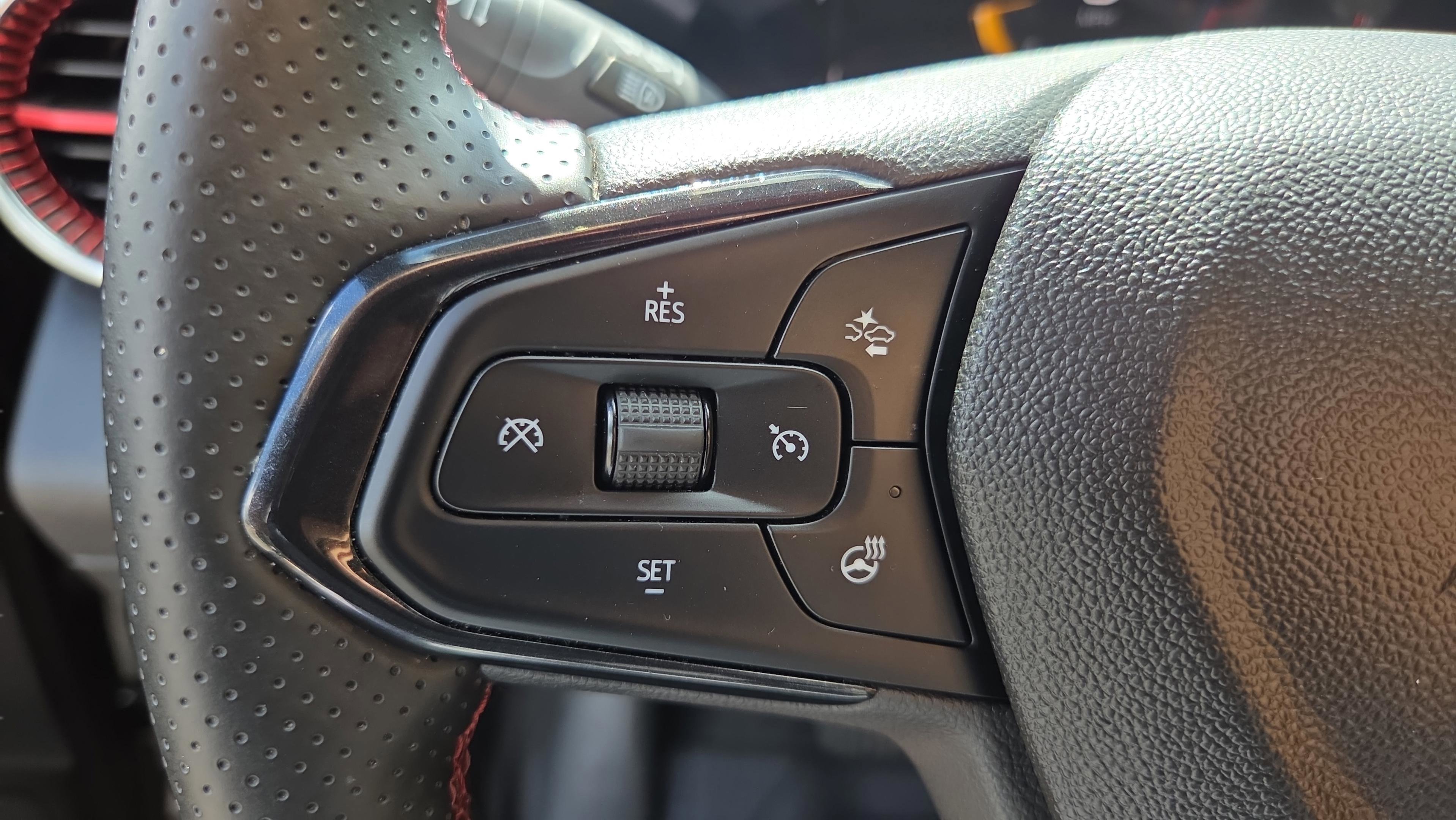 Used 2024 Chevrolet Trax RS w/ Sunroof Package FWD image 24